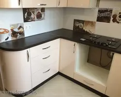 Дөңгеленген үстелшелері бар ас үй фотосуреті