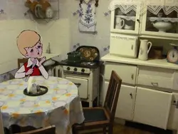 Кеңестік Хрущев ғимаратындағы асүйдің суреті
