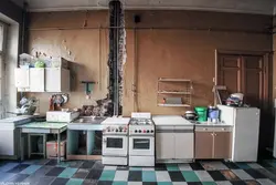 Кеңестік Хрущев ғимаратындағы асүйдің суреті