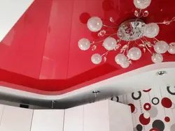 Красный потолок в ванной фото