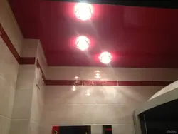 Красный потолок в ванной фото