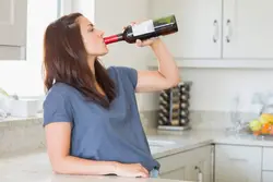 Photo in the kitchen with wine