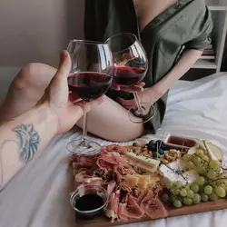 Photo in the kitchen with wine