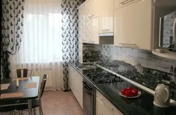 Mətbəx fotoşəkilində qaranlıq pərdələr