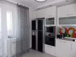 Цёмныя шторы на кухні фота
