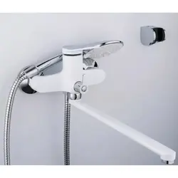 Белый смеситель для ванны фото