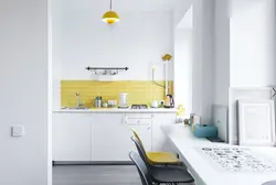 Sarı Önlük Fotoşəkili Olan Mətbəxlər