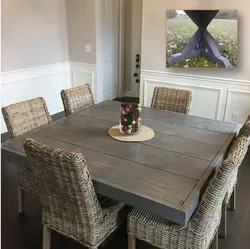 Oshxonadagi kvadrat stol fotosurati
