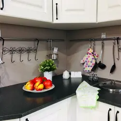 Черные рейлинги на кухне фото