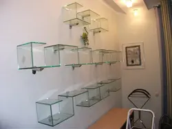 Шкляныя паліцы на кухні фота