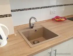 Бежевая мойка на кухне фото