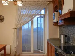 Фотосуреттегі ас үйдегі француз терезелері