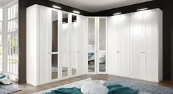Yataq otağı fotoşəkilində hündür qarderob