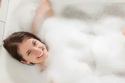 Жуынатын бөлмедегі 14 жастағы қыздардың суреті