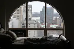 Фото спальни ночью с окном