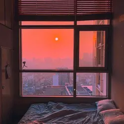 Фота спальні ноччу з акном