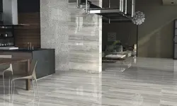 Oshxonadagi fotosuratda porloq chinni plitkalar
