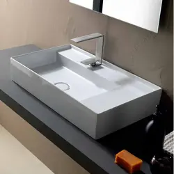 Vanna otağı fotoşəkilində düzbucaqlı lavabolar
