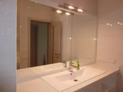 Зеркало рядом с ванной фото