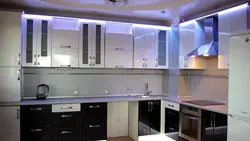 Жоғарыдағы фотодағы жарықтандыруы бар ас үй