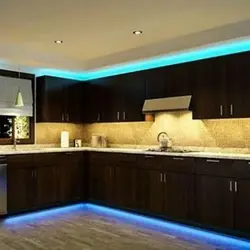 Жоғарыдағы фотодағы жарықтандыруы бар ас үй