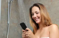 Фота з тэлефонам у ваннай