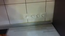 Розетки на фартуке фото кухни