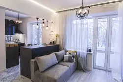 Pəncərənin yanında mətbəx studiyası fotoşəkili