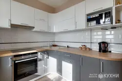 Jigarrang oshxona kulrang stol usti fotosurati