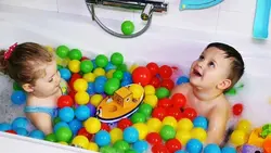 Photo in a bath with balls