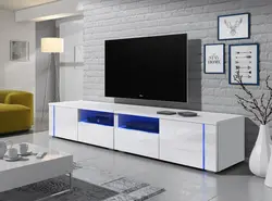Қонақ бөлмесіндегі ақ түнгі үстелдің фотосы
