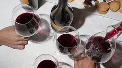Бокал вина фото на кухне