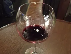 Oshxonada Bir Stakan Vino Fotosurati