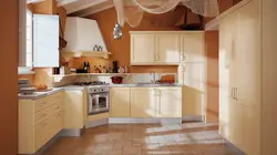 Фото бежевой кухни с вытяжкой