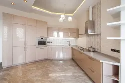 Фото бежевой кухни с вытяжкой