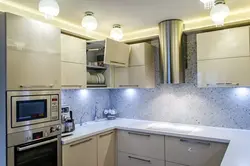 Фото бежевой кухни с вытяжкой