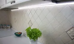 Квадратная плитка на кухне фото