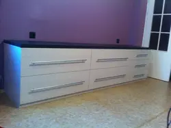 Жатын бөлмесінің фотосындағы ұзын түнгі үстел