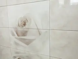 Белые розы в ванной фото