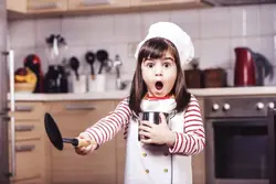 Маленькая девочка на кухне фото