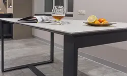 Oshxona fotosurati uchun chinni toshdan yasalgan stol
