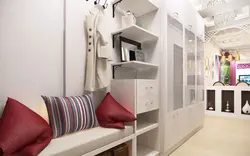 Divan və qarderob şəkli olan koridor