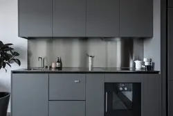 Шэрая кухня з чорнымі ручкамі фота