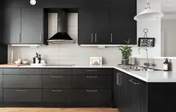 Серая кухня с черными ручками фото