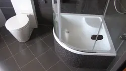 Bir mənzil fotoşəkilində küvet yerinə tray