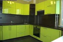 Зеленая кухня с черной столешницей фото