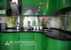 Зеленая кухня с черной столешницей фото
