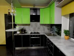 Qora stol usti fotosurati bilan yashil oshxona