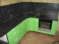 Зеленая кухня с черной столешницей фото