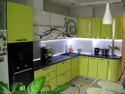 Зялёная Кухня З Чорнай Стальніцай Фота